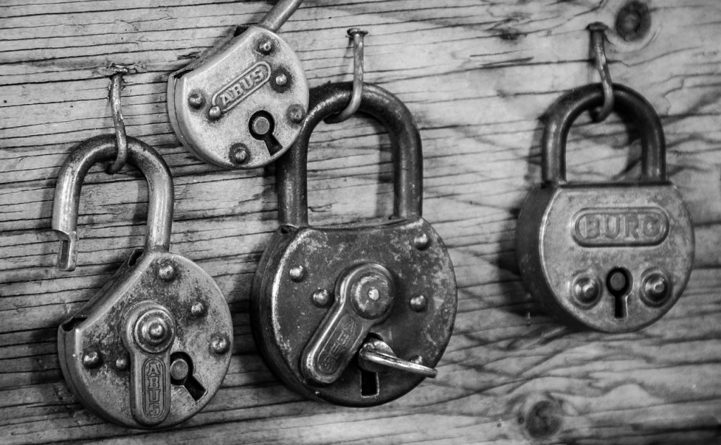 Lock Rusted Barn Shed Iron - Skitterphoto / Pixabay